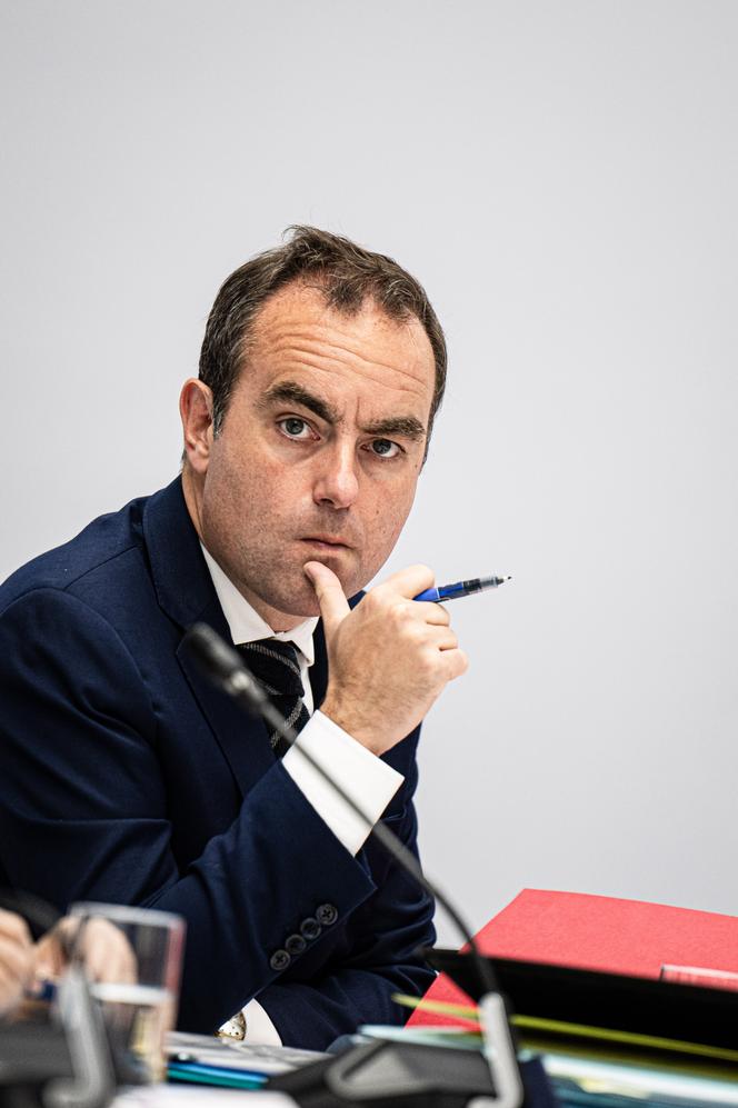 O primeiro-ministro Sébastien Lecornu durante o conselho de defesa no Palácio do Eliseu, em Paris, em 8 de abril de 2026.