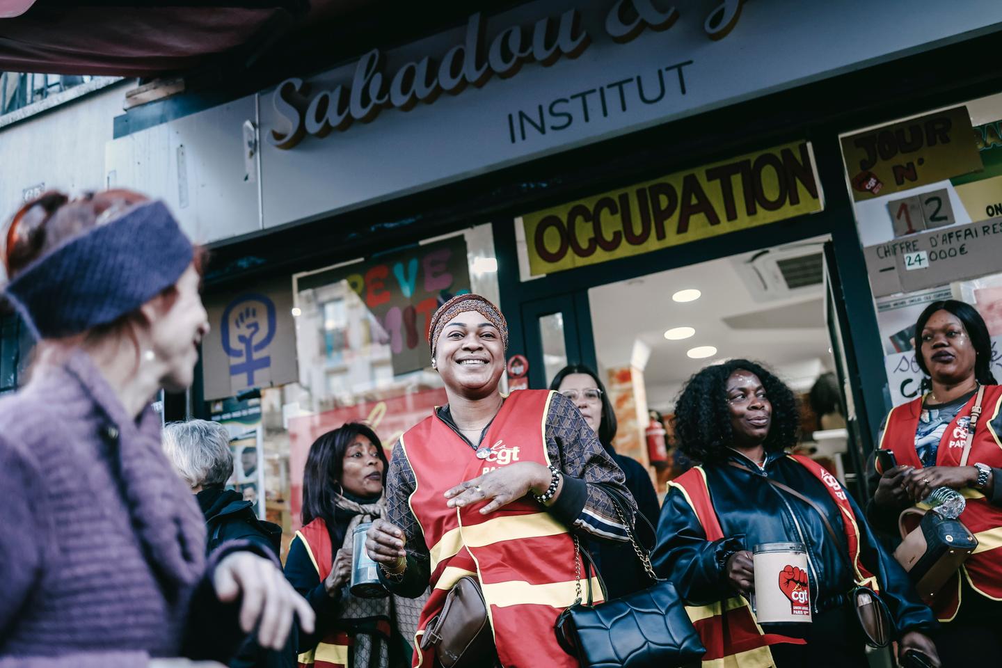 A Paris, un mois de grève pour des travailleurs sans-papiers exploités dans un salon de coiffure afro