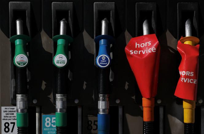 Em posto de gasolina em Sorinières (Loire-Atlantique), 8 de abril de 2026. No centro, bomba de etanol.