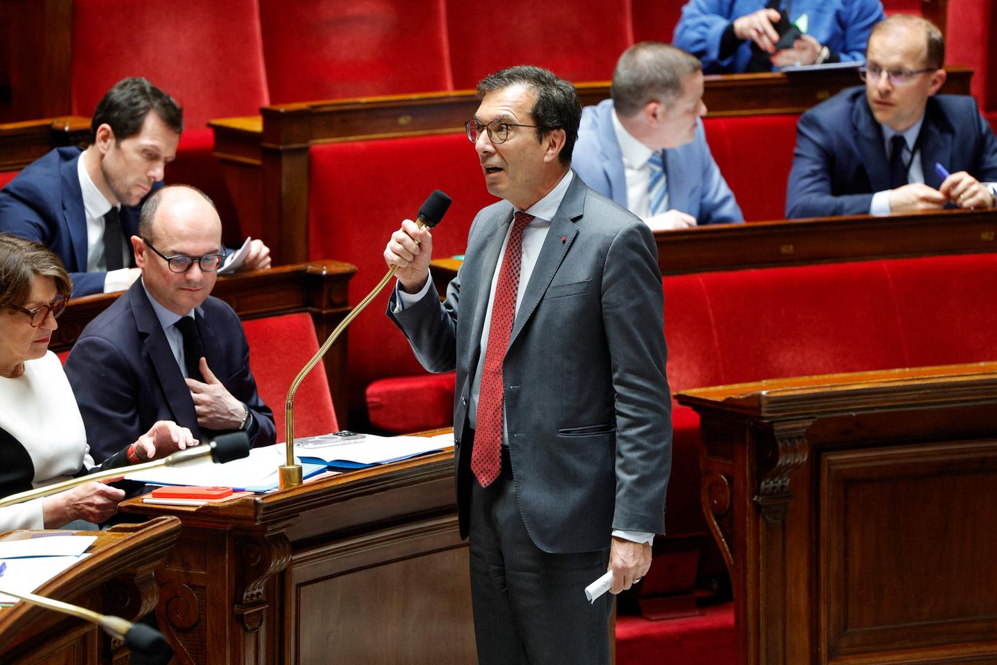 1er-Mai : l’autorisation pour les salariés de travailler débattue à l’Assemblée nationale ; soutiens et opposants se mobilisent