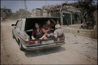 I civili intrappolati a Bint Jbeil (Libano) vengono tratti in salvo dalla Croce Rossa libanese durante un cessate il fuoco, il 31 luglio 2006.