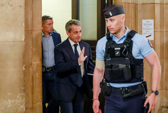 Nicolas Sarkozy chega ao tribunal de Paris para o julgamento de recurso no caso da Líbia, 8 de abril de 2026.