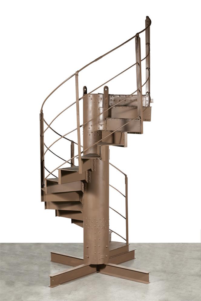 Parte da escada helicoidal nº 1 de 1889, em aço e chapa rebitada que ligava o segundo e terceiro andares da Torre Eiffel. As 14 etapas estão avaliadas entre 120 mil euros e 150 mil euros.