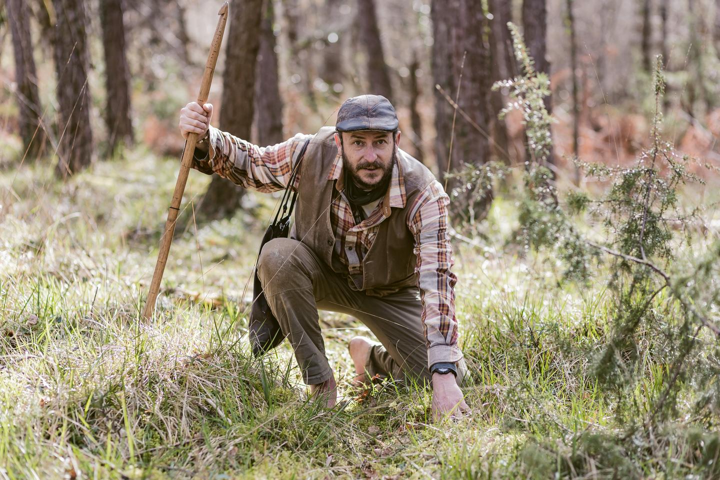 Francis Collie, pisteur animalier : « D’après vous, c’est une empreinte fraîche ou non ? Mettez vos doigts… Vous sentez ? »