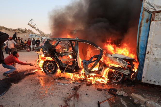 O veículo em que estava Mohammed Washah, jornalista da Al-Jazeera, destruído por um ataque israelense em Gaza em 8 de abril de 2026.