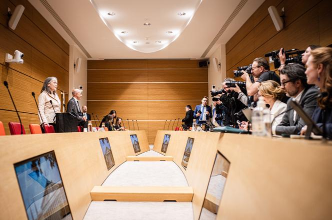 ​Delphine Ernotte Cunci e Christophe Tardieu, respetivamente presidente e secretário-geral da France Télévisions, antes da sua audição pela comissão de inquérito à radiodifusão pública, na Assembleia Nacional, em Paris, 8 de abril de 2026.