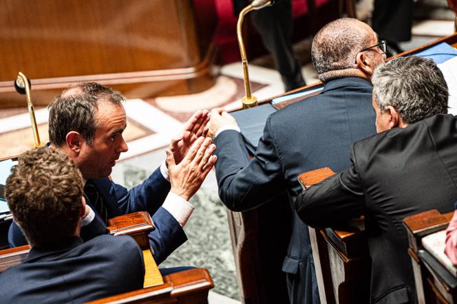 Primeiro Ministro Sébastien Lecornu (primeira fila, à esquerda), na Assembleia Nacional, em Paris, 8 de abril de 2026.