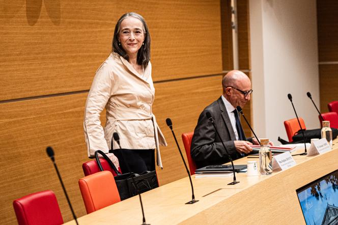 A presidente da France Télévisions, Delphine Ernotte-Cunci, e o secretário-geral do grupo público, Christophe Tardieu, antes da sua audição pela comissão de inquérito da radiodifusão pública, na Assembleia Nacional, em Paris, 8 de abril de 2026.