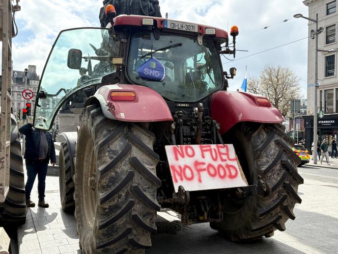 Um trator bloqueia a O'Connell Street, Dublin, como parte de um protesto contra os altos preços dos combustíveis, 8 de abril de 2026.