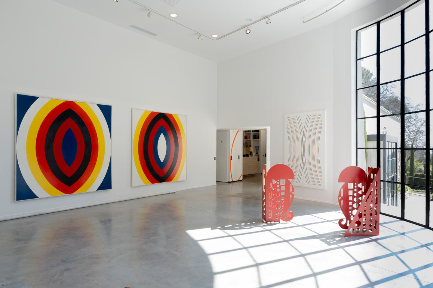 « Abstract Constructions » à Saint-Paul-de-Vence : les couleurs éclatantes de Nassos Daphnis, passé de l’horticulture à l’art abstrait