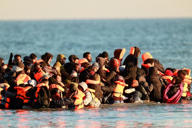 Migrantes embarcam num barco para tentar atravessar o Canal da Mancha, em Malo-les-Bains (Norte), em 8 de abril de 2026. 