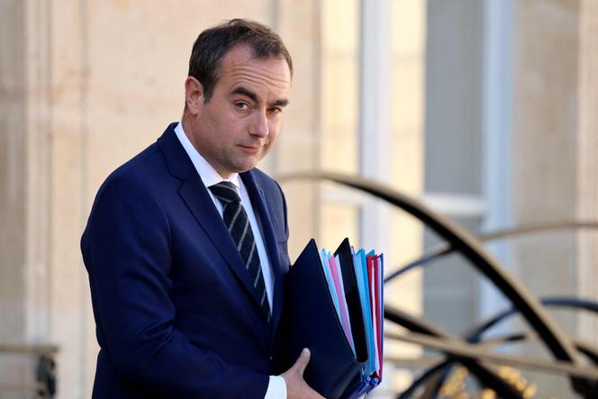 O primeiro-ministro, Sébastien Lecornu, sai da reunião semanal do conselho de ministros no Eliseu, em Paris, no dia 8 de abril de 2026.