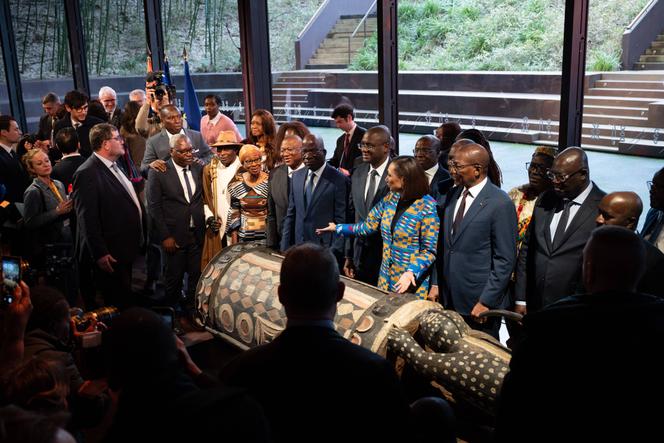 Durante a cerimónia de restituição à Costa do Marfim do tambor sagrado “Djidji Ayôkwé”, no Musée du quai Branly, em Paris, 20 de fevereiro de 2026. 