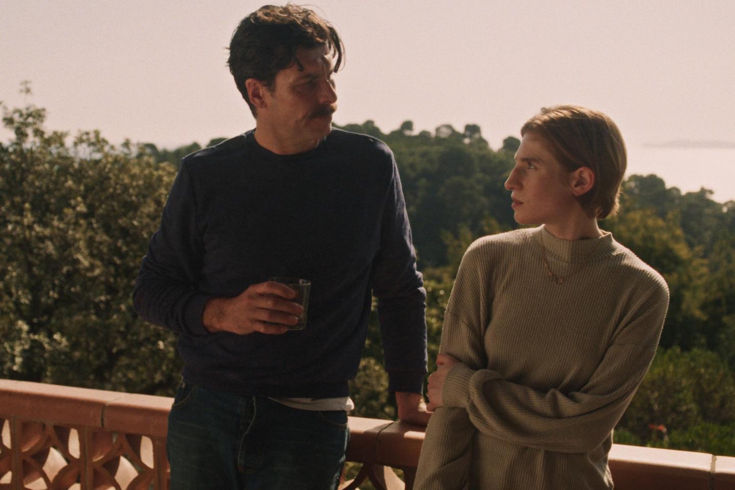 Dans « Affection affection », Agathe Bonitzer incarne une employée municipale qui enquête au sein d’un petit monde en pleine confusion