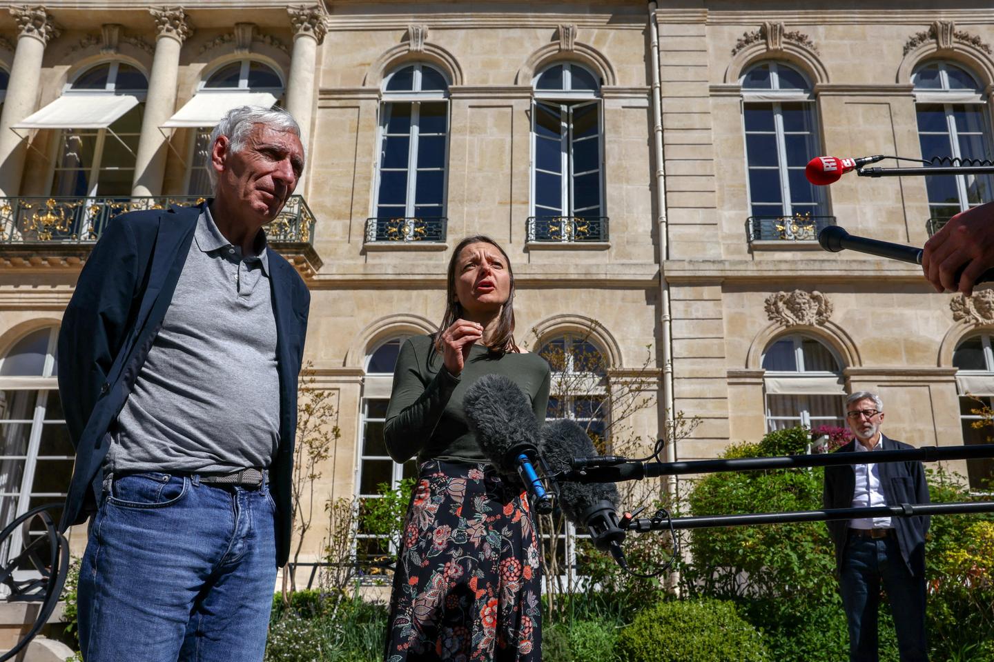 VIDEO Les premiers mots de Cécile Kohler et Jacques Paris après leur retour en France