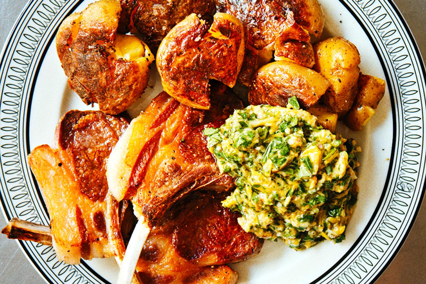 Côtelettes d’agneau, pommes de terre croustillantes, salsa aux poireaux : la recette de Jesse Jenkins