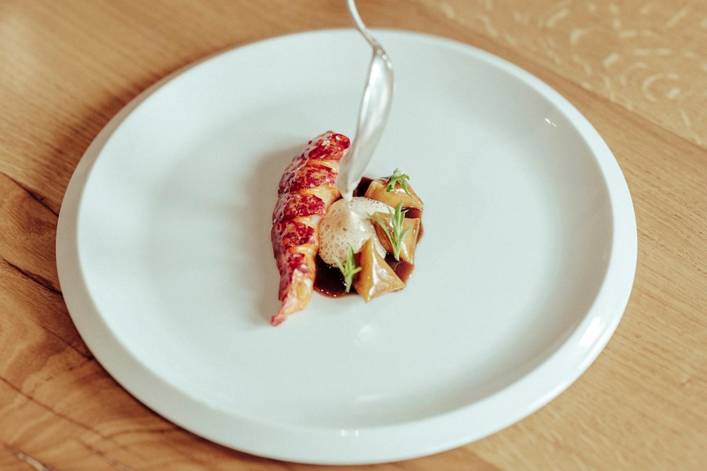 Une vague marine et végétale déferle sur les tables de la côte basque