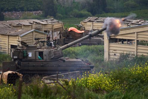 Une unité d’artillerie mobile de l’armée israélienne tire en direction du sud du Liban depuis le nord d’Israël, le 9 avril 2026.
