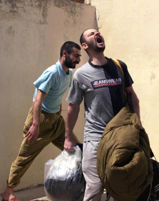 Un prigioniero grida di gioia mentre i cancelli del carcere di Khiam (Libano) crollano dopo essere stati presi d'assalto da una folla il 23 maggio 2000.