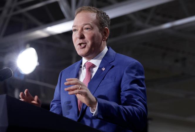 O administrador da Agência de Proteção Ambiental dos EUA, Lee Zeldin, fala durante uma visita do vice-presidente dos EUA, J.D. Vance, às instalações da Engineering Design Services Inc. em Auburn Hills, Michigan, em 18 de março de 2026.