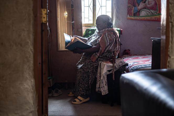 Zewi Tinesh, la mère biologique de Solenne Biron, chez elle, dans le quartier de Kebena, à Addis-Abeba, le 11 novembre 2025.