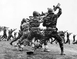 Addestramento di miliziani dell'Organizzazione per la Liberazione della Palestina, in Libano, nel maggio 1967.