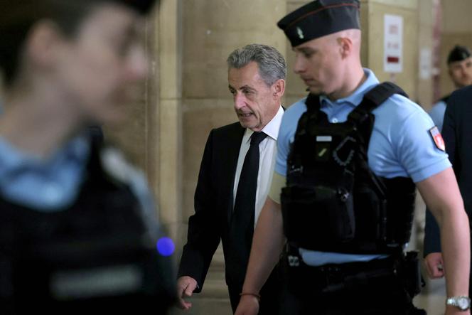 Nicolas Sarkozy no tribunal de Paris para o seu julgamento no caso da Líbia, em Paris, 9 de abril de 2026.
