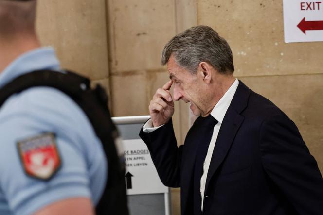 Nicolas Sarkozy chega ao tribunal de Paris, como parte do seu julgamento no caso da Líbia, em 8 de abril de 2026.