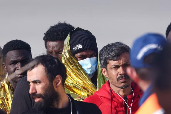 Várias pessoas que tentaram uma travessia ilegal do Canal da Mancha foram atendidas pelos serviços de emergência em Equihen-Plage (Pas-de-Calais), no dia 9 de abril de 2026. 