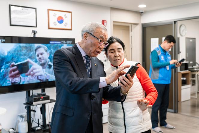 Des seniors recherchent la chaîne YouTube du Smart Senior Center de Bucheon, où ils peuvent visionner les enregistrements des programmes quotidiens. Corée du Sud, le 23 mars 2026.