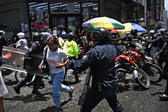 Des policiers sont déployés lors d’une manifestation, à Caracas, le 9 avril 2026.