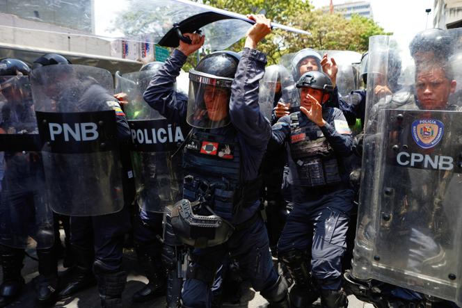 A Polícia Nacional Bolivariana impede que os manifestantes continuem sua marcha em direção ao palácio presidencial de Miraflores, em Caracas, Venezuela, quinta-feira, 9 de abril de 2026