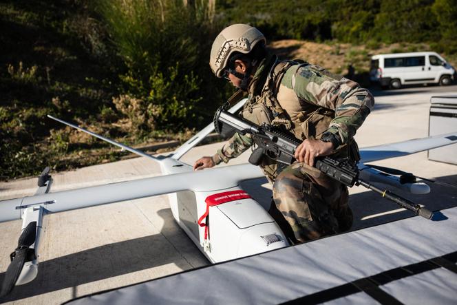 Um soldado francês inspeciona um drone DT46 durante manobras na ilha do Levante, no Var, em 25 de novembro de 2025.