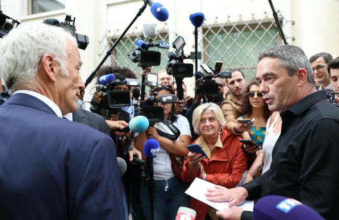 O presidente da Medef, Patrick Martin (à esquerda), em discussão com o negociador da CFDT, Yvan Ricordeau, antes da reunião final do “conclave” de parceiros sociais sobre pensões, em Paris, 23 de junho de 2025.