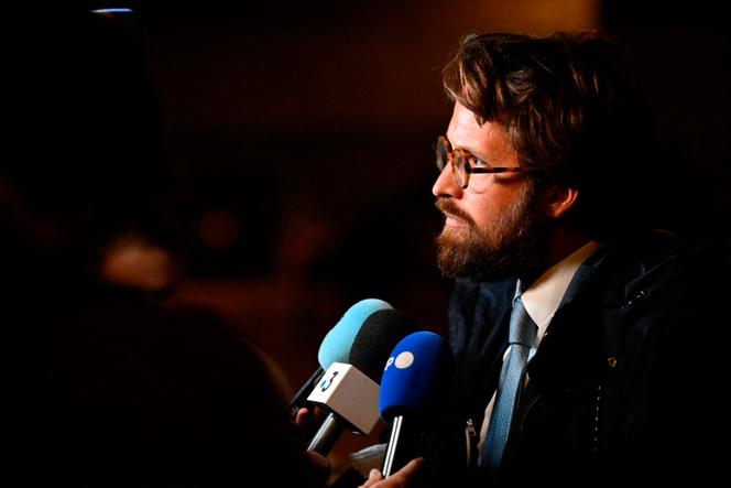 Julien Bensimhon, advogado do Observatório Judaico de França e da Liga Internacional contra o Racismo e o Antissemitismo, após o julgamento de Jacques Boncompain, presidente da Associação para a Defesa da Memória do Marechal Pétain, em Verdun (Meuse), 4 de março de 2026.