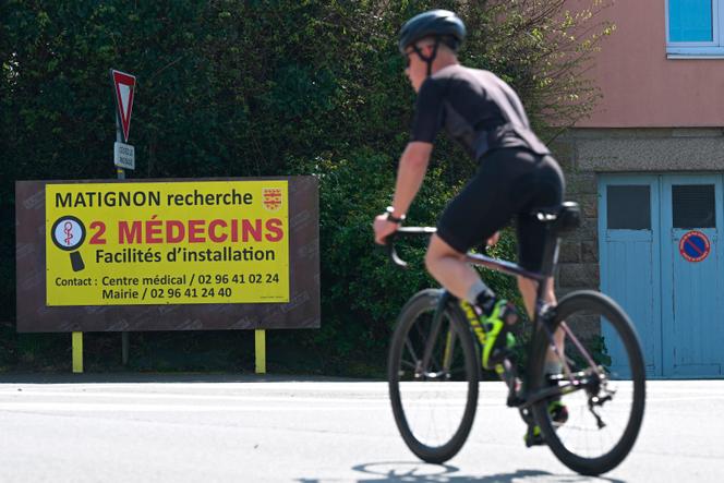 A l’entrée de Matignon (Côtes-d’Armor), le 22 avril 2025.