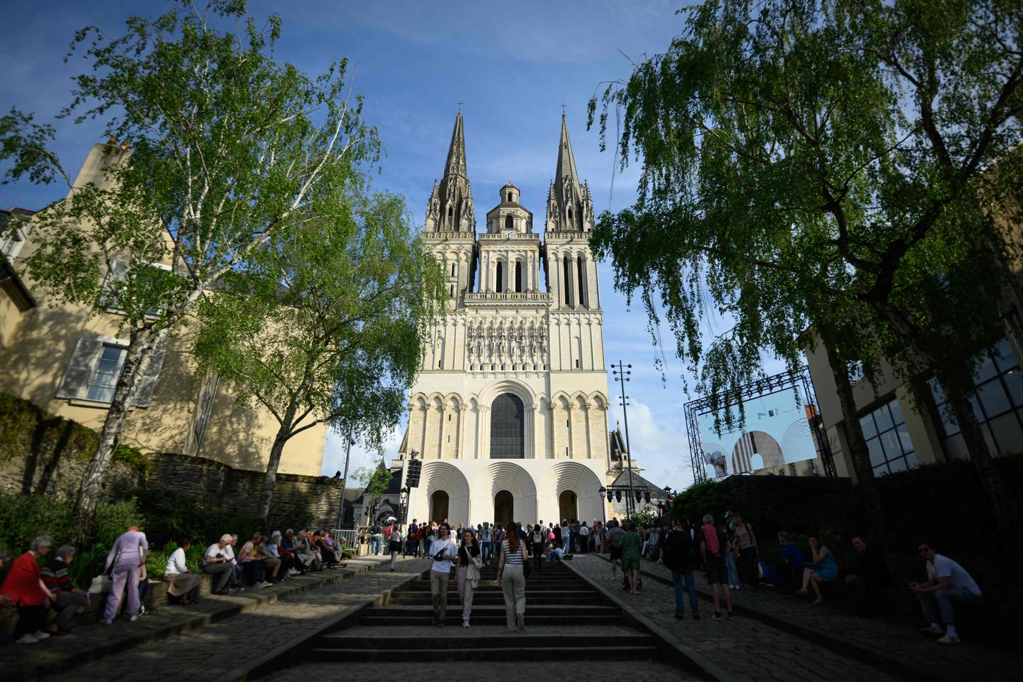 Une arche contemporaine greffée à l’entrée d’une cathédrale ? A Angers, le pari étonnant et puissant de l’architecte Kengo Kuma