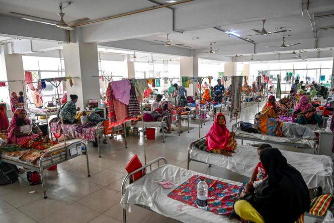 Crianças que sofrem de sarampo recebem tratamento na enfermaria pediátrica de um hospital em Dhaka, em 9 de abril de 2026. 