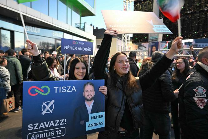 Pessoas participam de comício eleitoral organizado pelo partido Tisza, em Győr (Hungria), em 9 de abril de 2026.