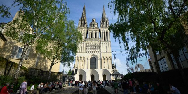 Une arche contemporaine greffée à l’entrée d’une cathédrale ? A Angers, le pari étonnant et puissant de l’architecte Kengo Kuma