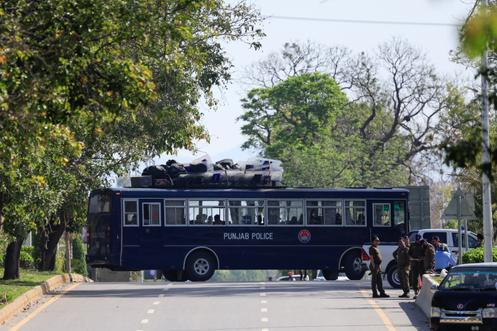 Un bus de police équipé de matériel antiémeute à Islamabad, au Pakistan, le 10 avril 2026.