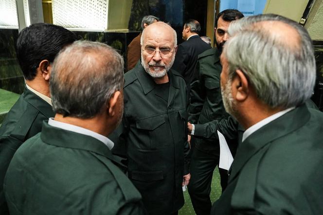 Mohammad Bagher Ghalibaf, presidente do Parlamento iraniano, vestido com o uniforme do Corpo da Guarda Revolucionária Islâmica, em Teerã, 1º de fevereiro de 2026.