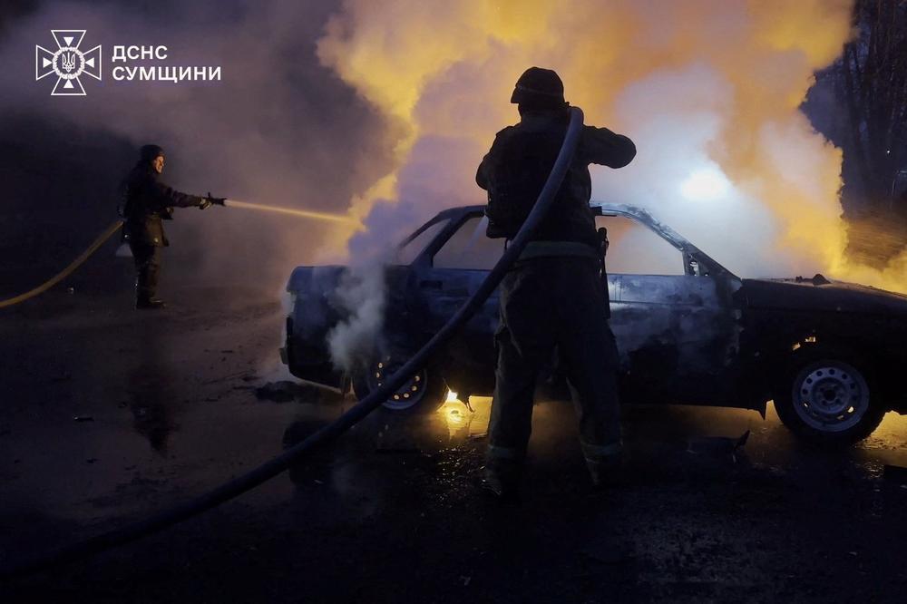 Des pompiers sur le site d’une attaque de drones russe près de la ville de Konotop dans l’oblast de Soumy (Ukraine), le 10 avril 2026. - SERVICE D’URGENCE UKRAINIEN / REUTERS