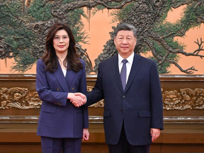 Cheng Li-wun, líder do Kuomintang, principal partido da oposição, e Xi Jinping, presidente chinês, em Pequim. Foto divulgada em 10 de abril de 2026 pelo escritório Kouomintang (KMT). 
