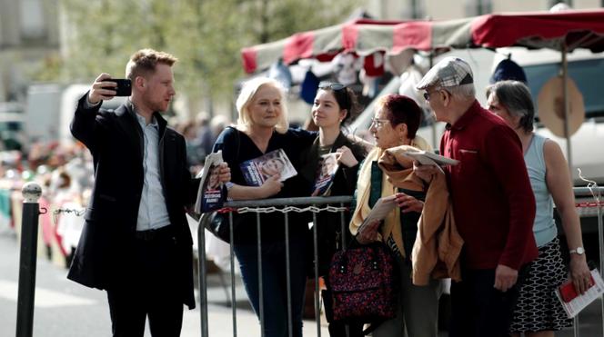 Marie-Caroline Le Pen (segunda a partir da esquerda) em imagem retirada do documentário “RN 72, conquistando o Ocidente”, de Camille Girerd e Florent Maillet.