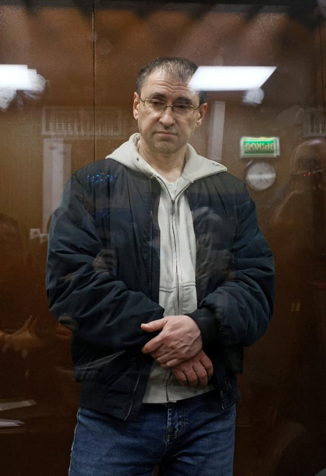 Jornalista investigativo Oleg Roldougin, durante audiência em um tribunal de Moscou, 10 de abril de 2026.