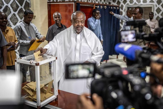 O presidente do Djibuti, Ismaïl Omar Guelleh, vota no Djibuti em 10 de abril de 2026.