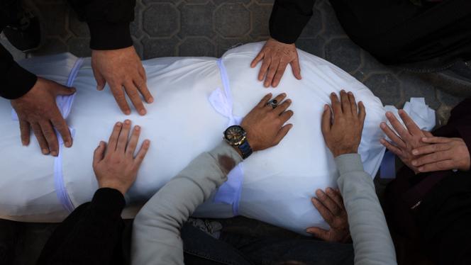 Durante o funeral de dois palestinos em Gaza, 10 de abril de 2026. Segundo os médicos do hospital Al-Shifa, as duas vítimas foram mortas durante um atentado bombista atribuído a Israel em 9 de abril.