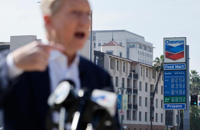 O candidato democrata a governador da Califórnia, Tom Steyer, culpa “o aumento dos preços da gasolina, uma consequência da guerra de Trump no Irão”, em Los Angeles, 9 de abril de 2026.