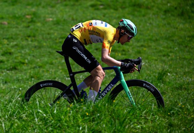 Paul Seixas, durante a quinta etapa da Volta ao País Basco, em Eibar, Espanha, 10 de abril de 2026.
